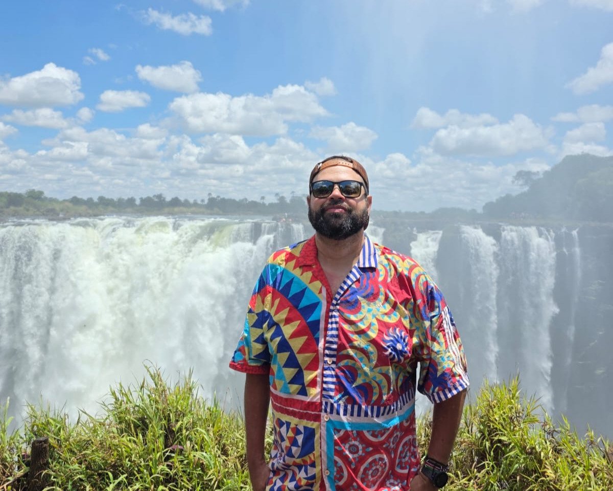 Andrés Felipe Hurtado, cofundador de Bitácora Los Travel Planners, en las Cataratas Victoria