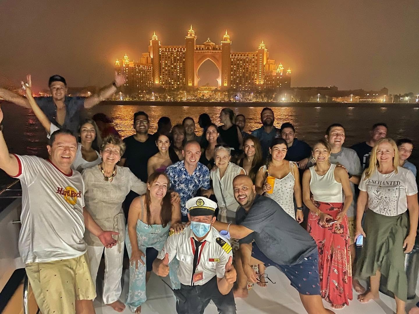 Grupo de viajeros de Bitácora Los Travel Planners en un tour nocturno frente al Atlantis The Palm, Dubái