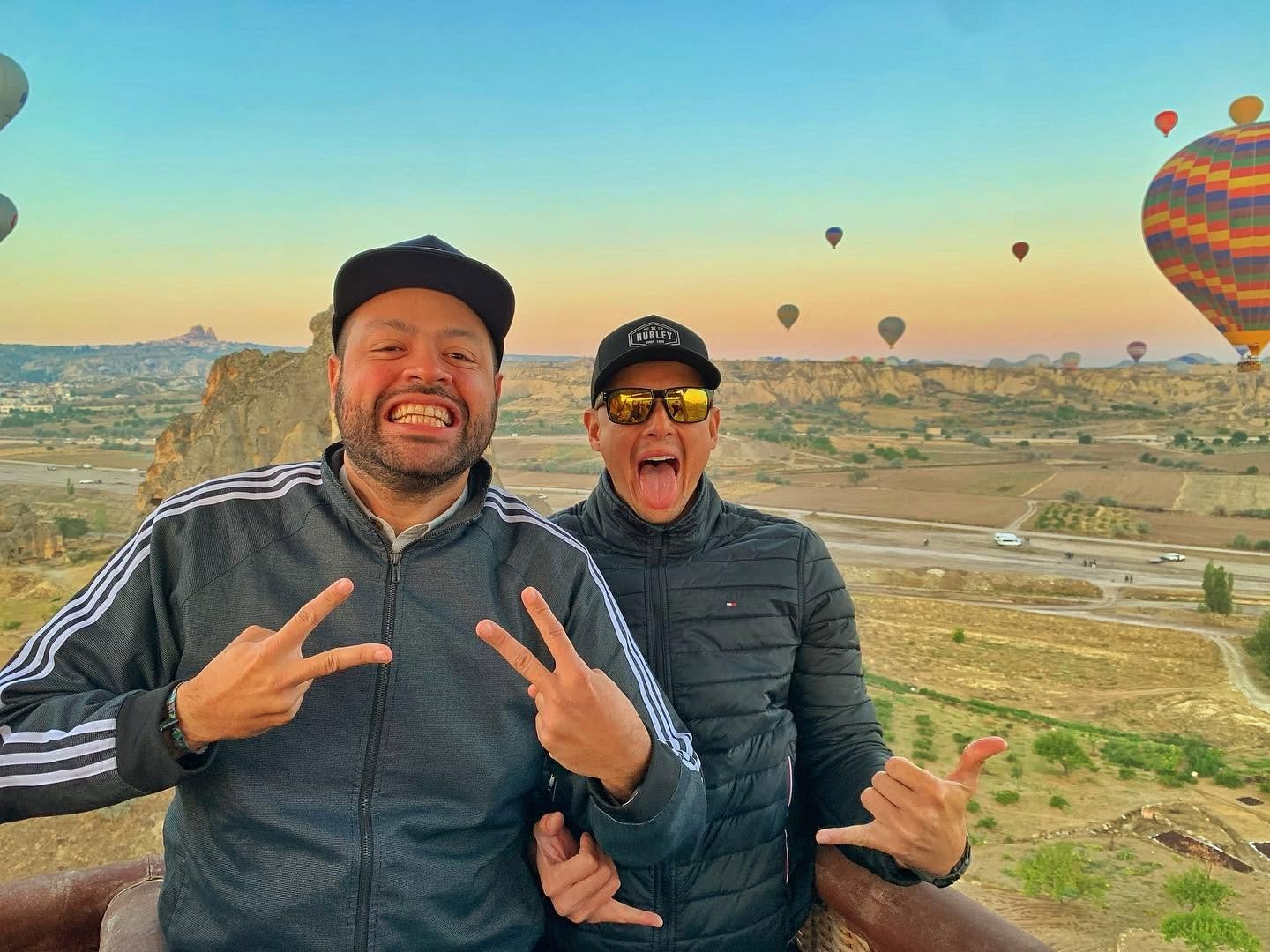 Andrés y Sebastián, fundadores de Bitácora Los Travel Planners, en un paseo en globo durante uno de sus viajes